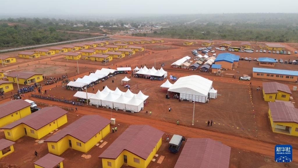 這是2023年12月16日在科特迪瓦北部城鎮(zhèn)費(fèi)爾凱塞杜古以北拍攝的旱港移民新村（無人機(jī)照片）。新華社發(fā)（中成股份科特迪瓦分公司供圖）