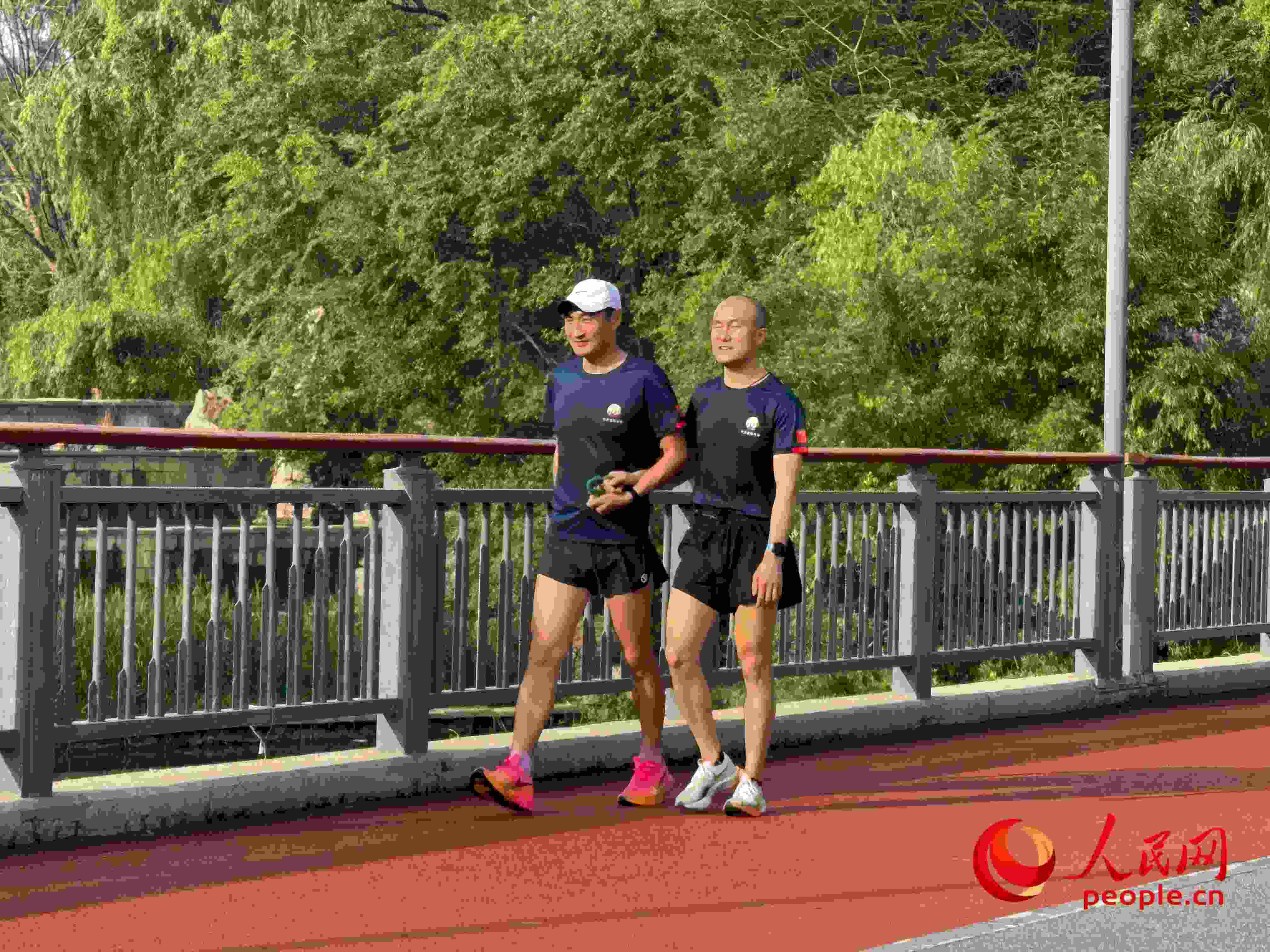 李玉寶和何亞君跑步后進行調(diào)整。人民網(wǎng) 周靜圓攝