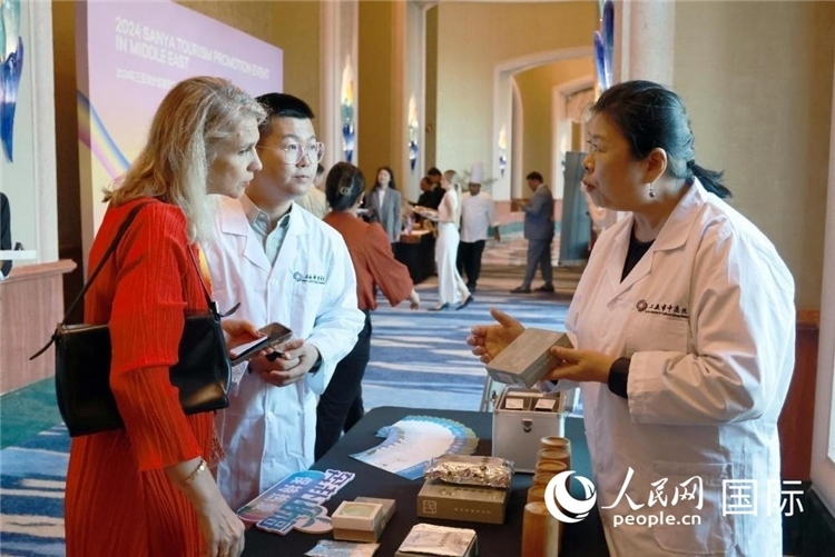 三亞市中醫(yī)院代表向來(lái)賓介紹中醫(yī)。人民網(wǎng)記者管克江攝