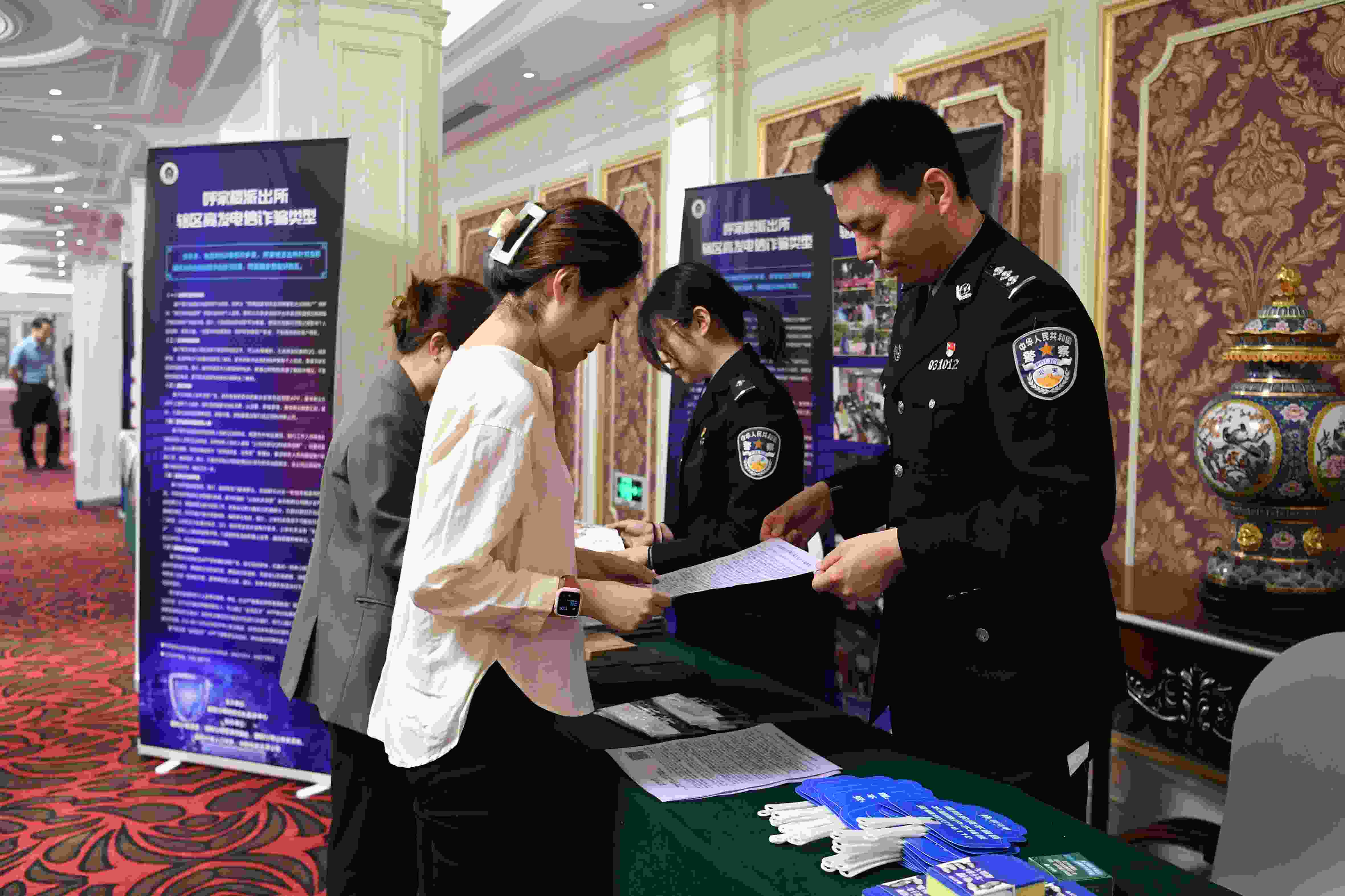 呼家樓派出所民警在現(xiàn)場講授反詐知識。人民網(wǎng)記者 翁奇羽攝