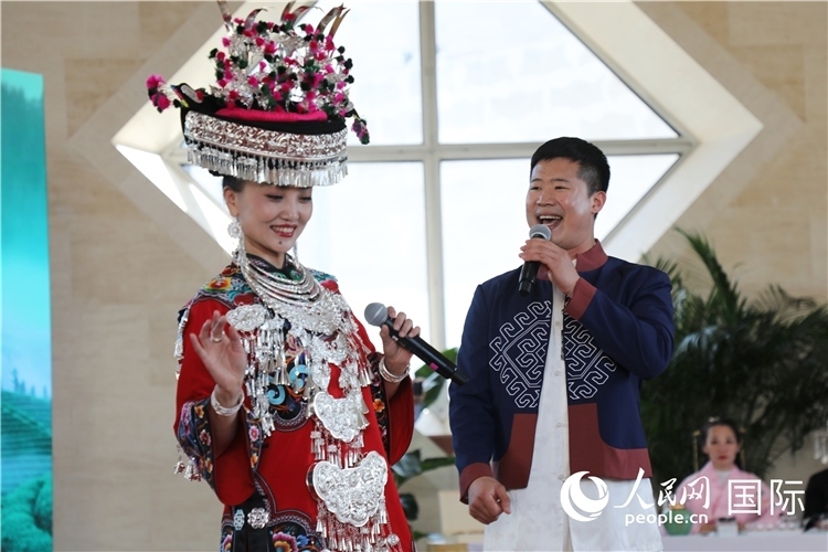 2、來自湖北的歌唱家演唱民族歌曲。 人民網(wǎng)記者 李志偉攝