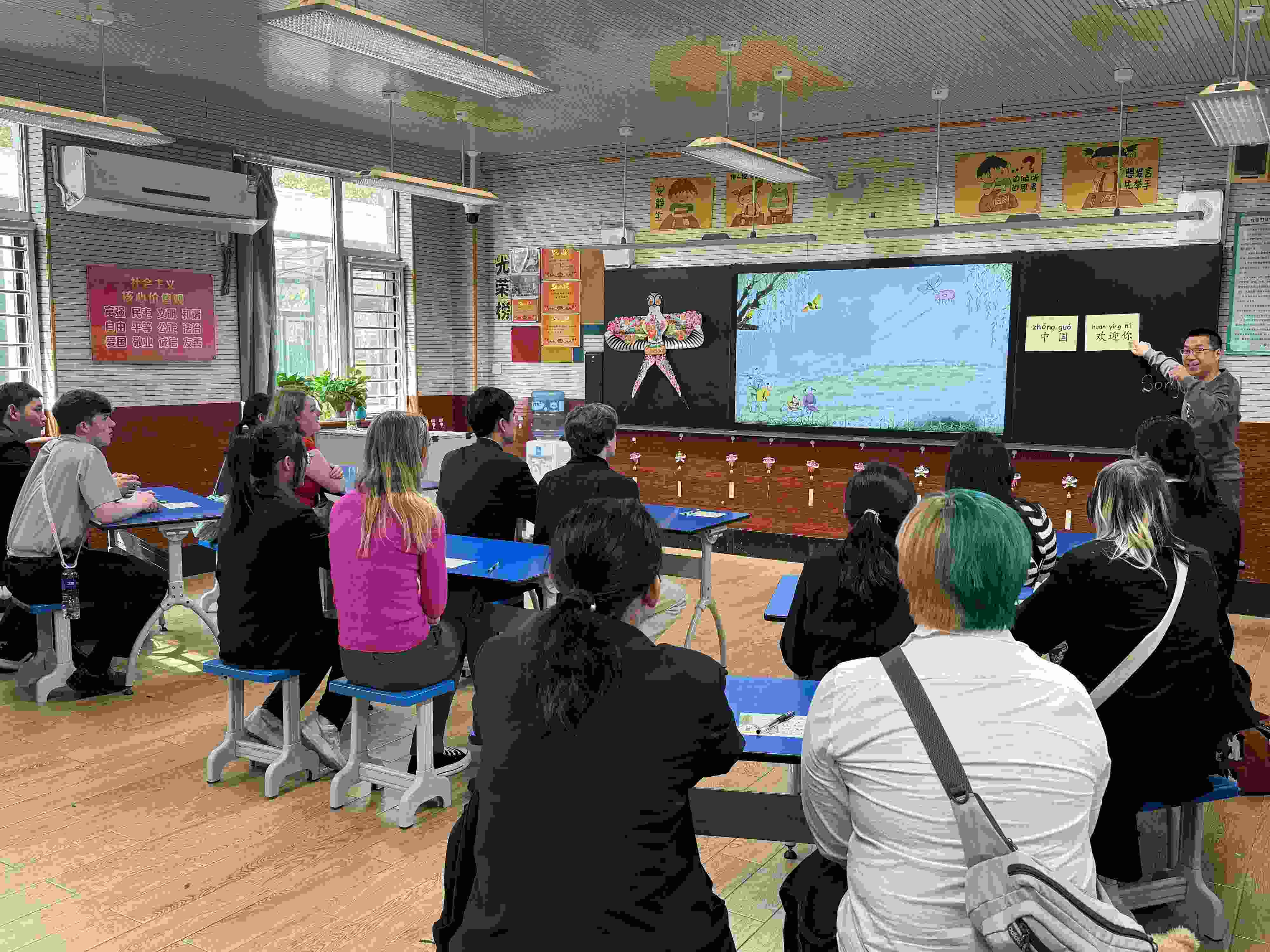 2024年4月20日，美國(guó)艾奧瓦州馬斯卡廷高中“友誼傳承”研學(xué)團(tuán)來(lái)到石家莊外國(guó)語(yǔ)學(xué)校，中美學(xué)生同上一節(jié)中文課。