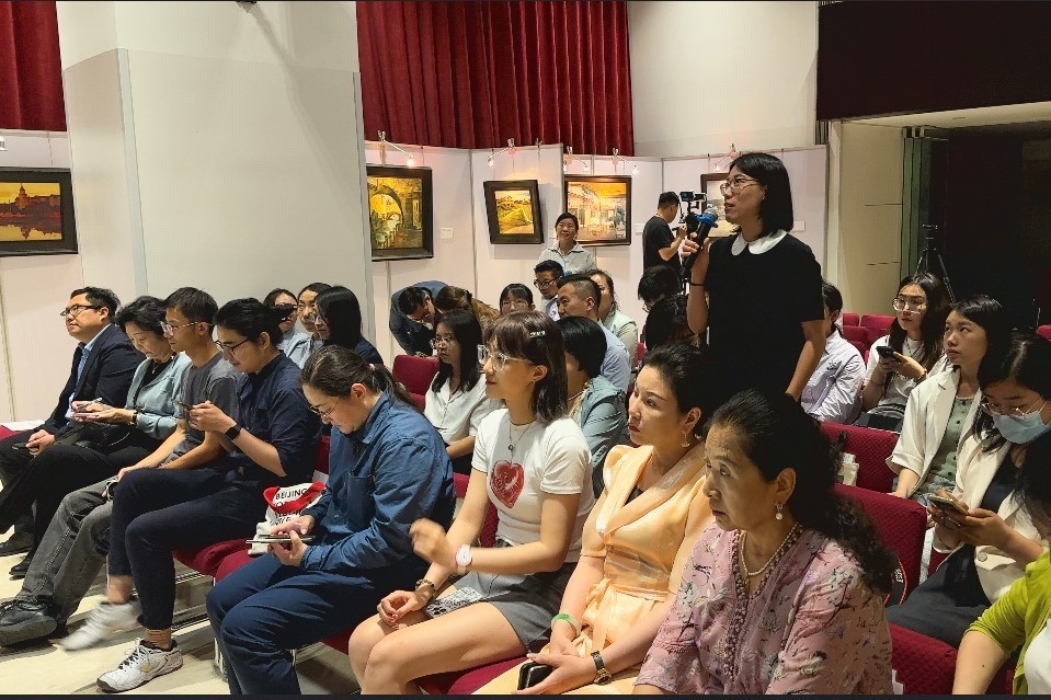 參會記者現(xiàn)場提問。