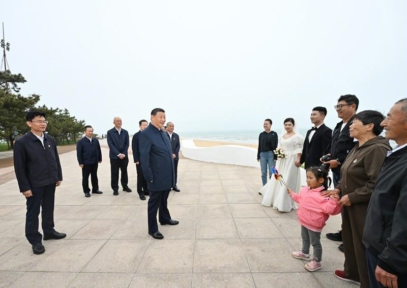 5月22日，在山東日照考察調(diào)研的習(xí)近平總書記來到陽光海岸綠道，同市民游客親切交流。