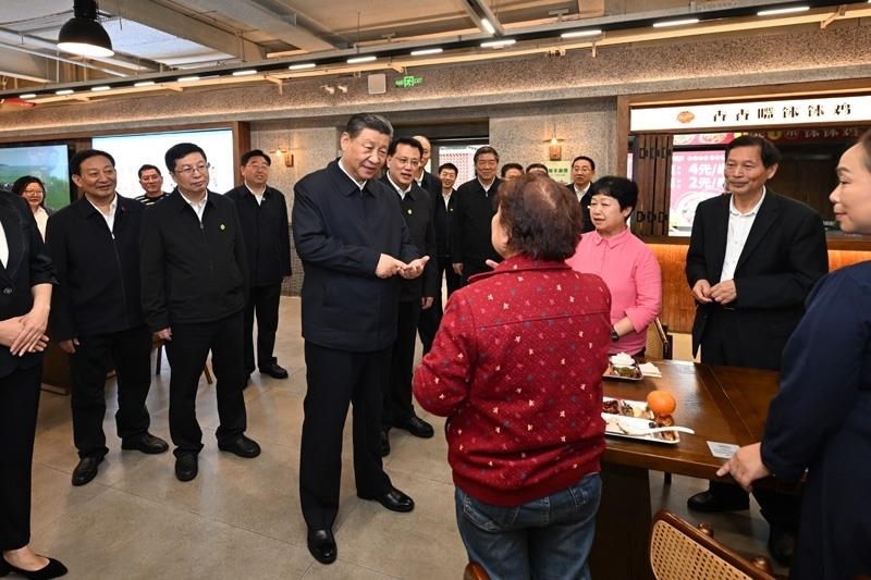 4月22日，在重慶考察的習(xí)近平總書記來到九龍坡區(qū)謝家灣街道民主村社區(qū)，察看小區(qū)改造和便民服務(wù)情況。
