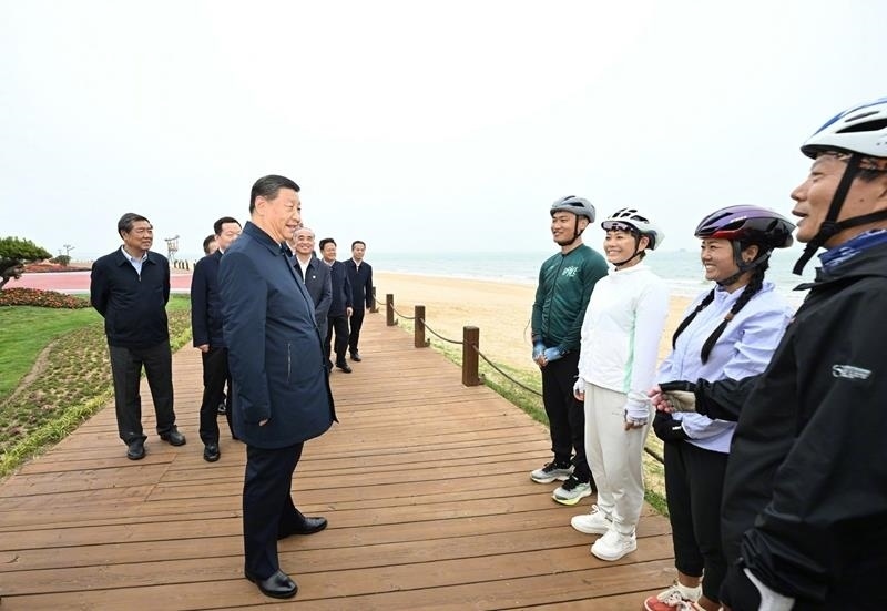 5月22日，在山東日照考察調(diào)研的習(xí)近平總書記來到陽光海岸綠道，和騎行愛好者親切交流。