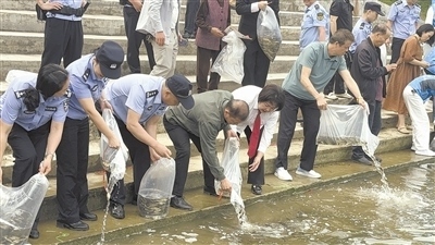 庭審后開展增殖放流。
