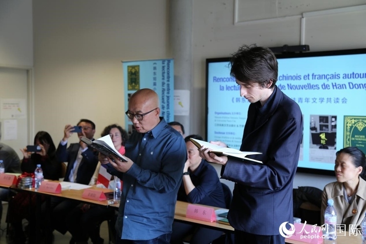 法國學(xué)子與作家韓東共讀小說選段。人民網(wǎng)記者 于超凡攝