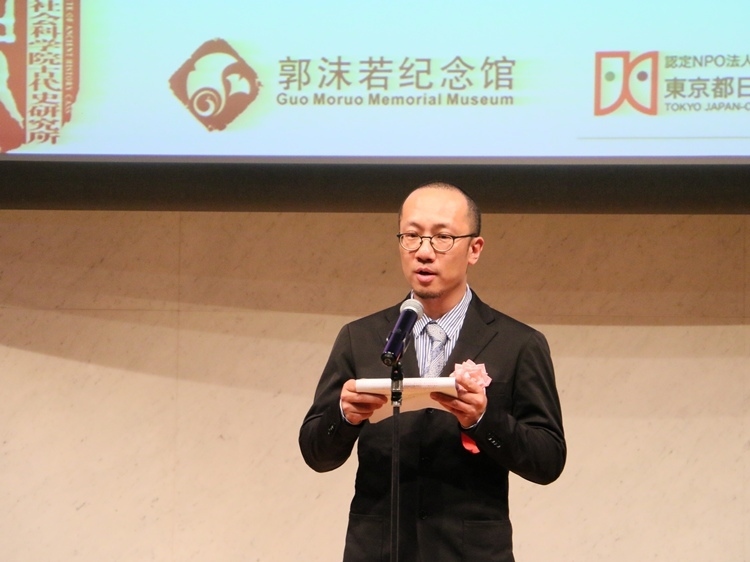郭沫若紀(jì)念館副館長(zhǎng)梁雪松代讀致辭。人民網(wǎng) 許可攝