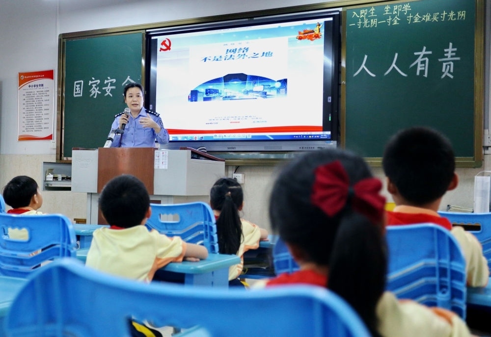 2023年4月14日，在廣東省鶴山市沙坪街道第七小學(xué)，民警向?qū)W生們講解國家安全知識(shí)。新華社發(fā)（黃繼明 攝）