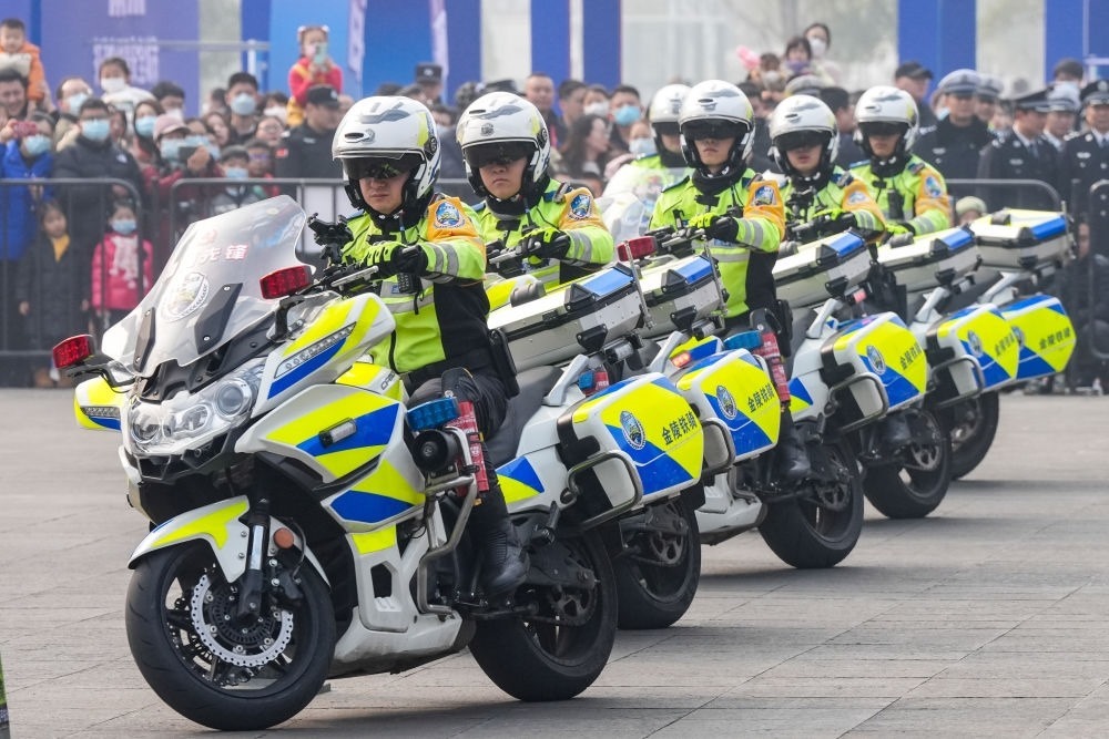2024年1月6日，南京交警在警營開放周活動(dòng)現(xiàn)場進(jìn)行警務(wù)技能表演。新華社記者 李博 攝