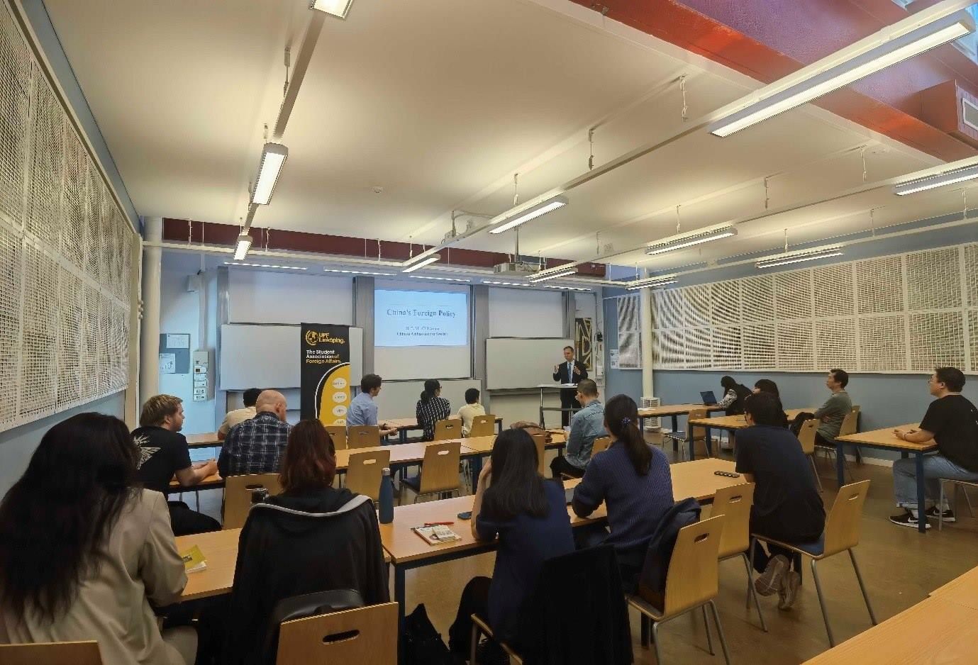 中國駐瑞典大使崔愛民與同學們互動并回答問題。中國駐瑞典大使館供圖