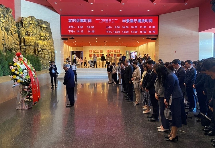 創(chuàng)價(jià)學(xué)會(huì)會(huì)長(zhǎng)原田稔及青年代表團(tuán)向中國(guó)人民抗日戰(zhàn)爭(zhēng)紀(jì)念館敬獻(xiàn)花籃。中國(guó)人民抗日戰(zhàn)爭(zhēng)紀(jì)念館供圖