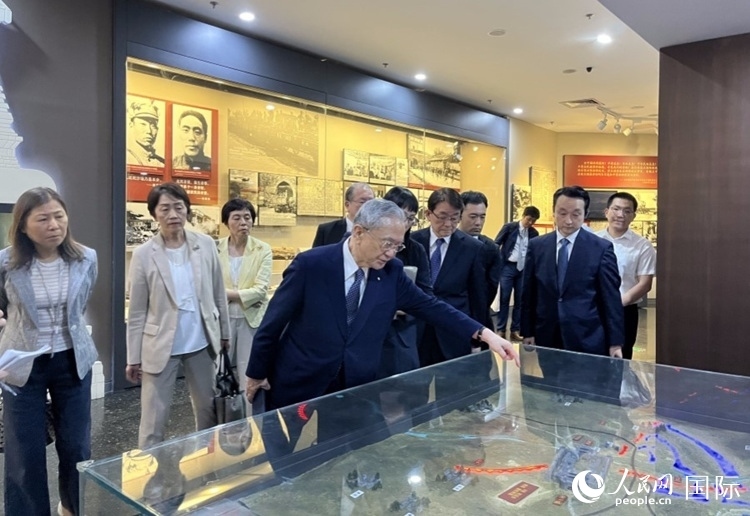 創(chuàng)價(jià)學(xué)會(huì)會(huì)長(zhǎng)原田稔（中）與青年代表團(tuán)成員訪問(wèn)中國(guó)人民抗日戰(zhàn)爭(zhēng)紀(jì)念館。人民網(wǎng)記者 陳思攝