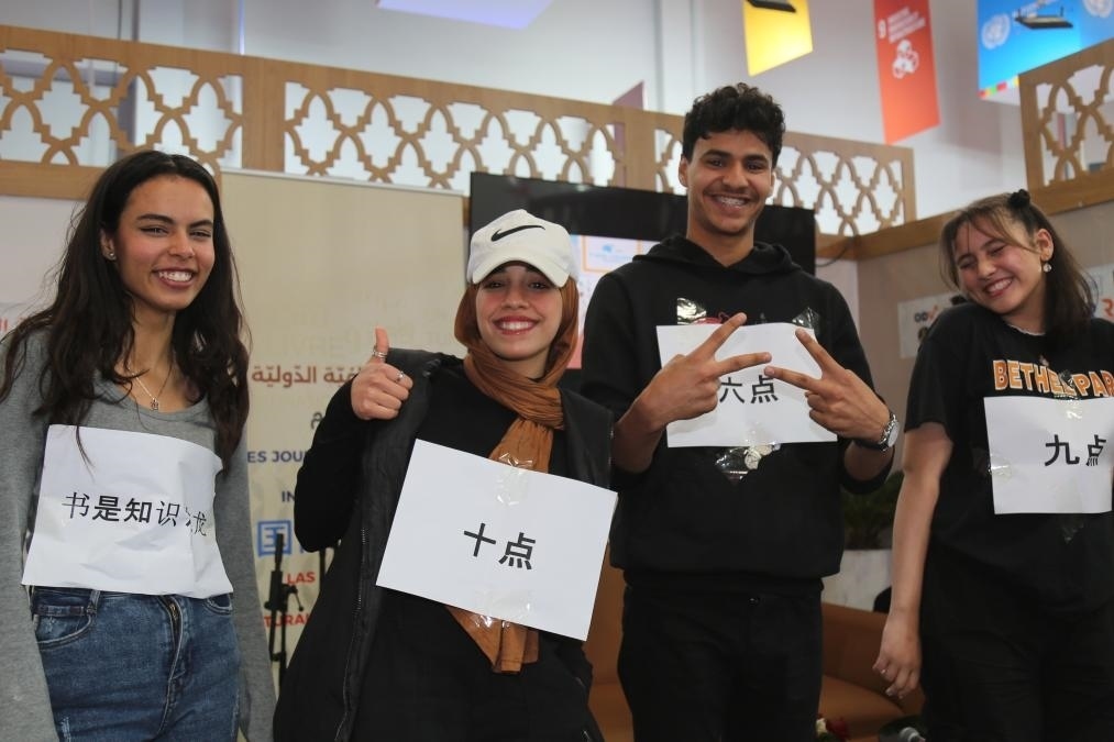 2024年4月24日，突尼斯高中生在首都突尼斯市舉辦的突尼斯國(guó)際書(shū)展上表演漢語(yǔ)節(jié)目。新華社發(fā)（阿代爾攝）