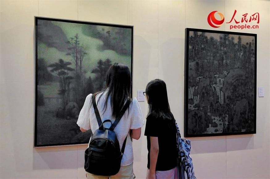 觀眾正在觀賞王秦生畫(huà)作《云山幽趣》。人民網(wǎng)記者 劉微攝