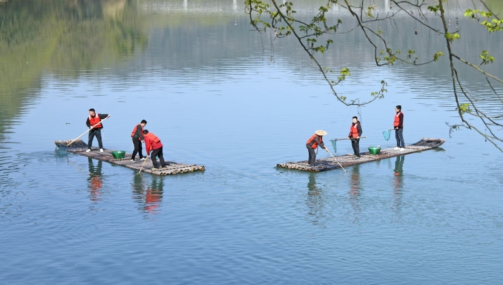 浙江省臺州市仙居縣步路鄉(xiāng)黨員志愿者與河長一起在永安溪巡河護(hù)水，清理雜物垃圾（2024年3月20日攝）。新華社發(fā)（王華斌攝）