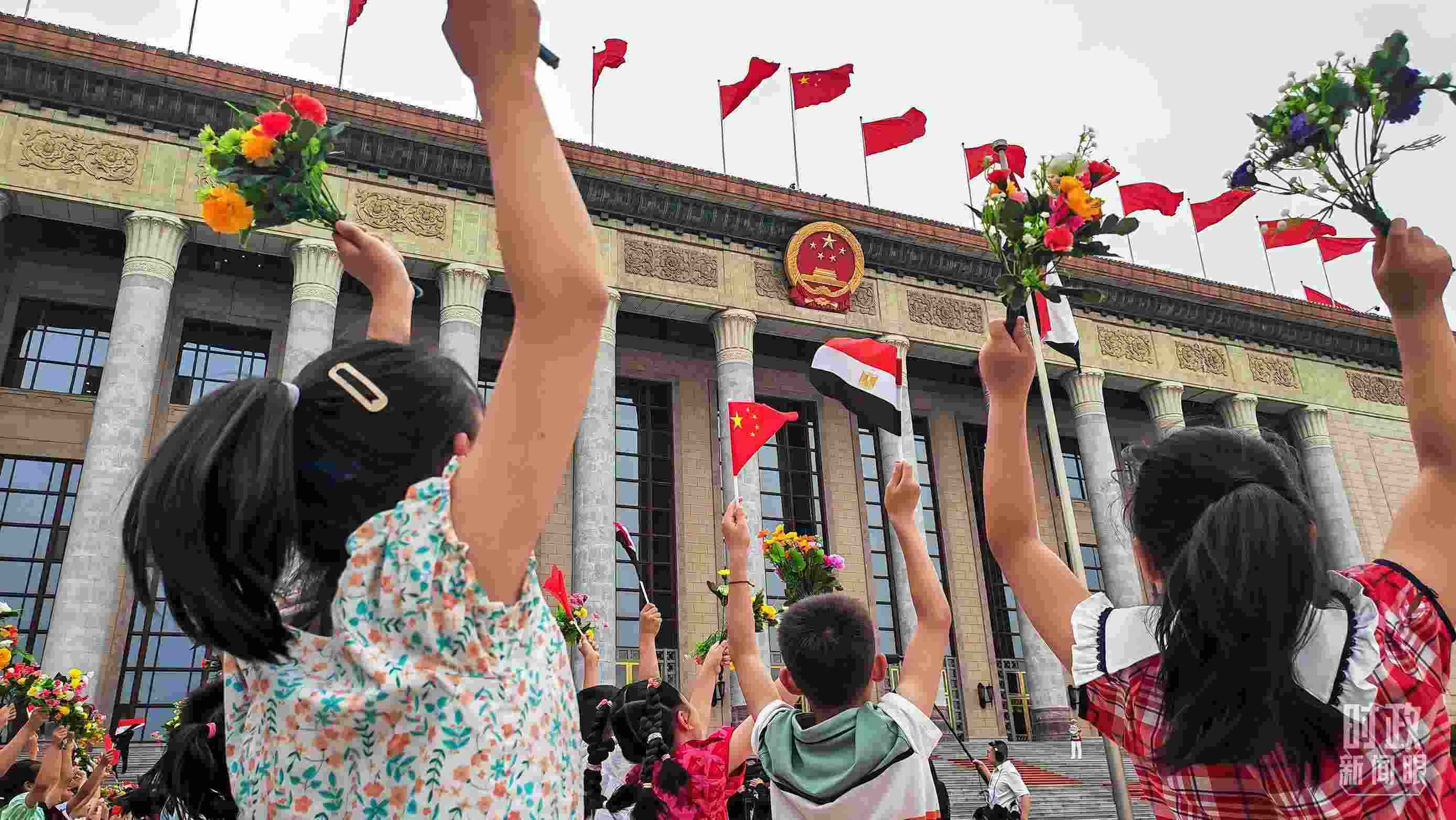 △5月29日下午，習(xí)近平主席舉行儀式歡迎埃及總統(tǒng)塞西訪華。圖為歡迎儀式現(xiàn)場(chǎng)的少年兒童。（總臺(tái)央視記者劉琦拍攝）