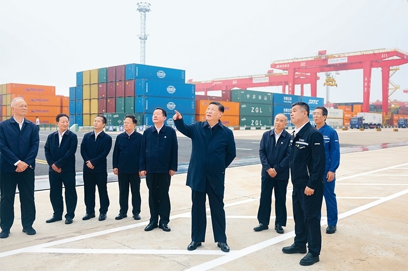 2024年5月22日至24日，中共中央總書(shū)記、國(guó)家主席、中央軍委主席習(xí)近平在山東考察。這是22日下午，習(xí)近平在日照港察看全自動(dòng)化集裝箱碼頭作業(yè)場(chǎng)景。 新華社記者 鞠鵬/攝