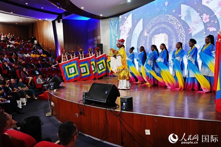 開幕式前，內(nèi)羅畢大學(xué)孔子學(xué)院學(xué)生進(jìn)行文藝表演。人民網(wǎng)記者 黃煒鑫攝