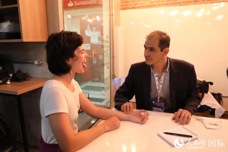 在巴西米納斯吉拉斯州首府貝洛奧里藏特開辦診所的中醫(yī)師保羅·貢扎爾韋斯，正在把脈并觀察舌苔。人民網(wǎng)記者 陳一鳴攝