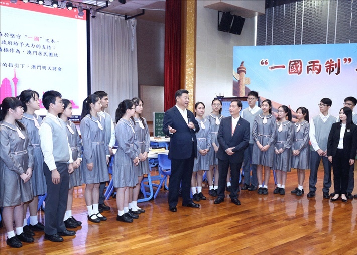 2019年12月19日，習(xí)近平總書記來到澳門濠江中學(xué)附屬英才學(xué)校，和師生親切交流。
