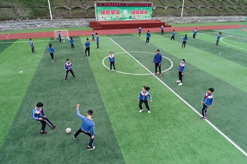 陜西安康平利縣老縣鎮(zhèn)中心小學(xué)的學(xué)生在操場上踢球。