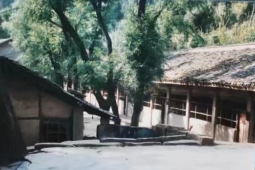 這是之江小學(xué)的前身——四川省南充市嘉陵區(qū)一所山區(qū)小學(xué)的校舍（資料照片翻拍）。