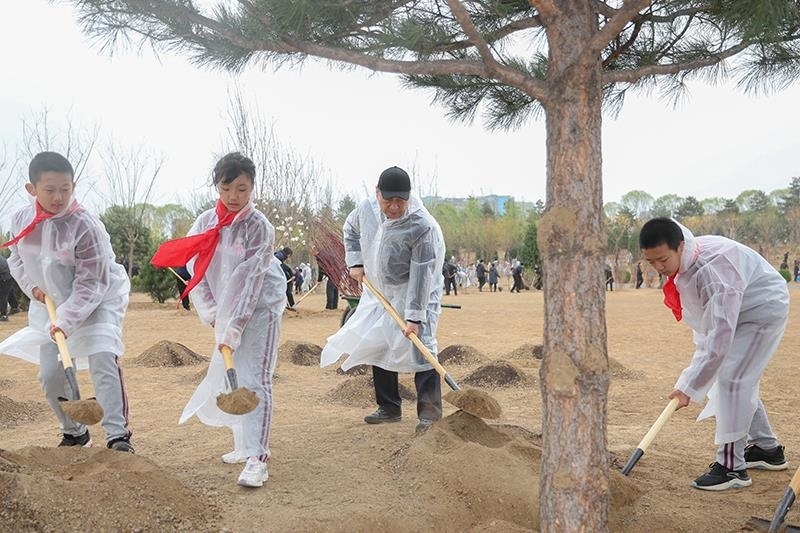 2023年4月4日，習(xí)近平總書記來到北京市朝陽區(qū)東壩中心公園參加首都義務(wù)植樹活動。這是總書記同孩子們一起植樹。