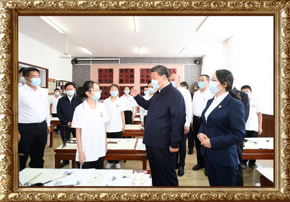 2021年9月13日至14日，習(xí)近平總書記在陜西省榆林市考察。14日上午，習(xí)近平在綏德實(shí)驗(yàn)中學(xué)考察時(shí)，同正在練習(xí)書法的學(xué)生親切交流。