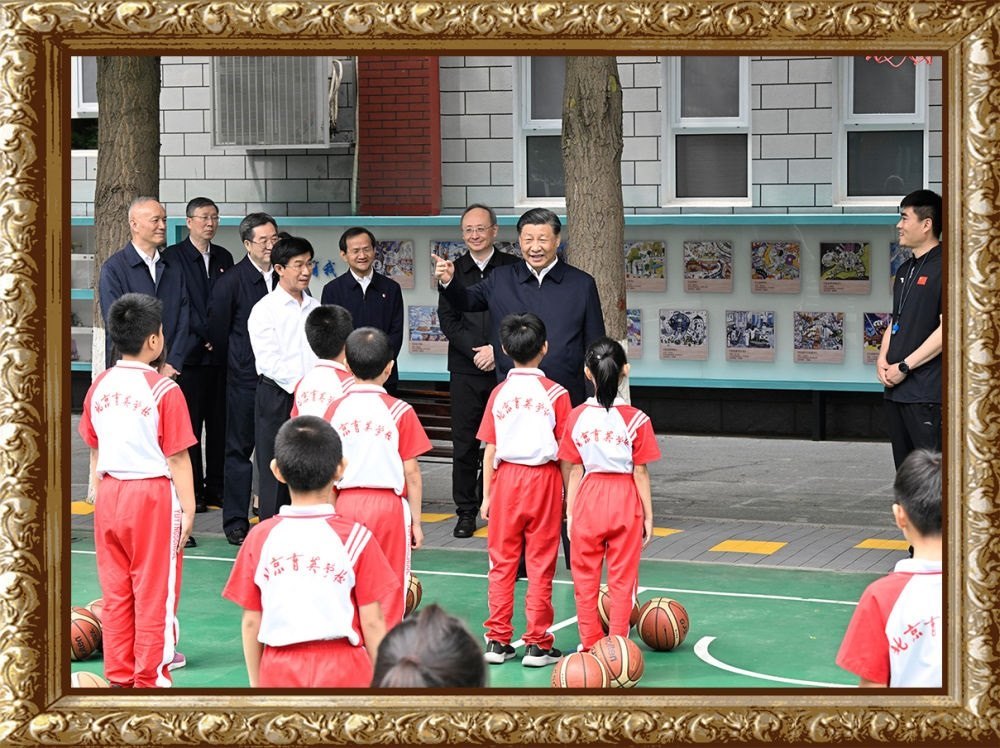 2023年5月31日上午，習(xí)近平總書記來到北京育英學(xué)?？赐繂枎熒?，在籃球場同正在上體育課的小學(xué)生們親切交流。習(xí)近平親切地說：“現(xiàn)在生活條件好了，孩子們不是要吃得胖胖的，而是要長得壯壯的、練得棒棒的?！? width=
