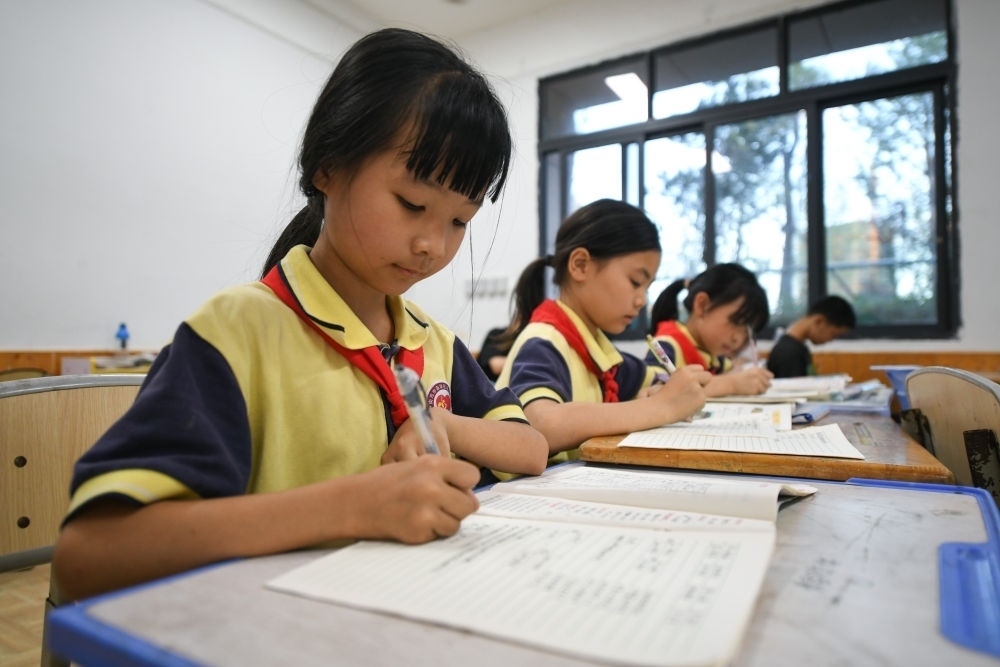 5月30日，學(xué)生在之江小學(xué)“留守兒童之家”寫作業(yè)。