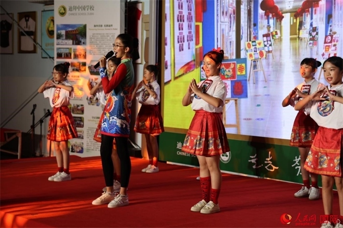 活動上，孩子們表演原創(chuàng)歌舞節(jié)目。人民網(wǎng)記者 張志文攝