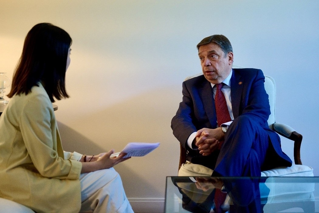 西班牙農(nóng)業(yè)、漁業(yè)和食品大臣普拉納斯接受人民網(wǎng)專訪。西班牙駐華大使館供圖