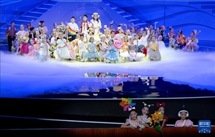 6月1日，演員在“我和祖國一起成長”主題演出活動(dòng)中表演。新華社記者 金良快 攝