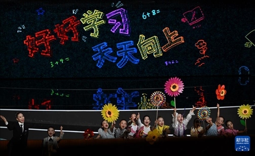 6月1日，演員在“我和祖國一起成長”主題演出活動(dòng)中表演。新華社記者 金良快 攝