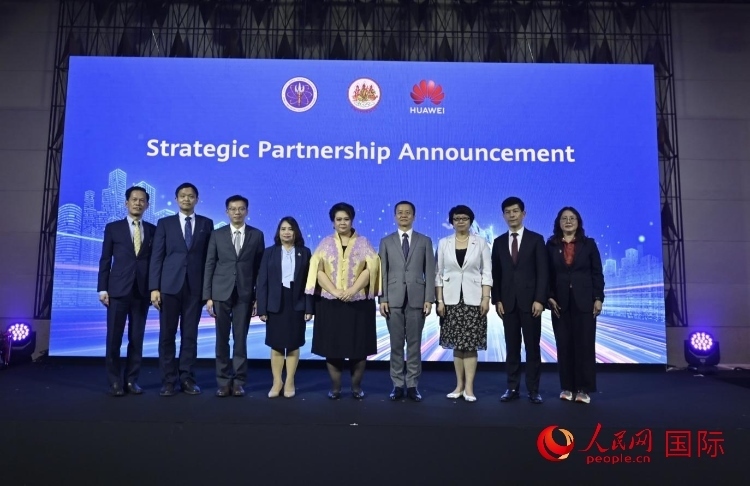 數(shù)字人才峰會(huì)現(xiàn)場。左五為泰國高等教育、科學(xué)、研究和創(chuàng)新部長素巴瑪·伊沙拉帕迪，右三中國駐泰國大使館教育參贊許蘭，右四為華為泰國技術(shù)有限公司總經(jīng)理李雄偉。人民網(wǎng)記者 簡承淵攝