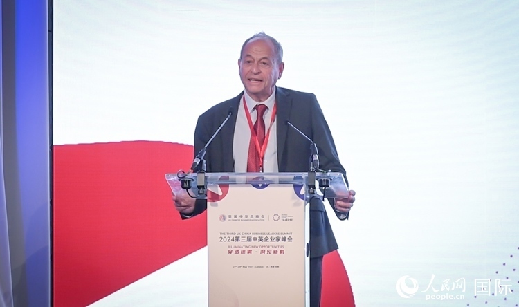英國48家集團俱樂部榮譽主席斯蒂芬·佩里致辭。人民網 郭錦標攝