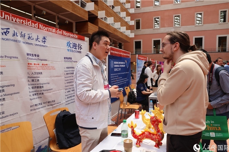 西班牙應(yīng)屆畢業(yè)生在展臺前咨詢。人民網(wǎng)記者 顏歡攝