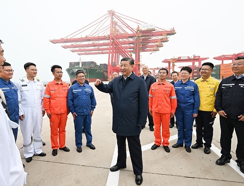 △2024年5月22日，習(xí)近平總書記在山東省日照港親切慰問港口科技工作者、運營人員、航運人員。