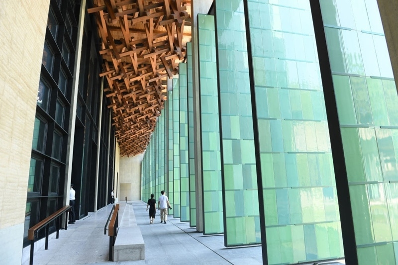 2022年7月23日，杭州國家版本館屋頂的木構和青瓷門扇相映成趣。