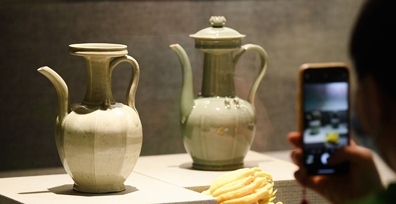 2021年9月14日，浙江省博物館，觀眾在拍攝北宋龍泉窯執(zhí)壺（左）和龍泉青瓷藝人劉杰制作的執(zhí)壺。