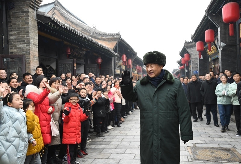 2022年1月27日，習(xí)近平總書(shū)記在山西平遙古城向現(xiàn)場(chǎng)群眾揮手致意。
