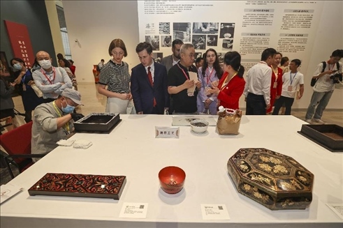 2023年5月28日，北京，推光漆器匠人為駐華使節(jié)展示技藝。