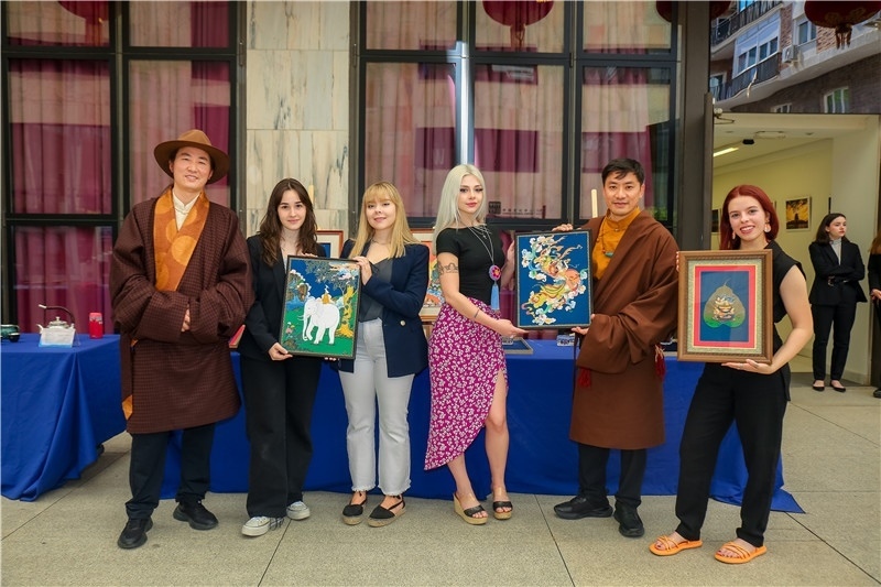 西班牙嘉賓參觀青海傳統(tǒng)手工技藝展示。主辦方供圖