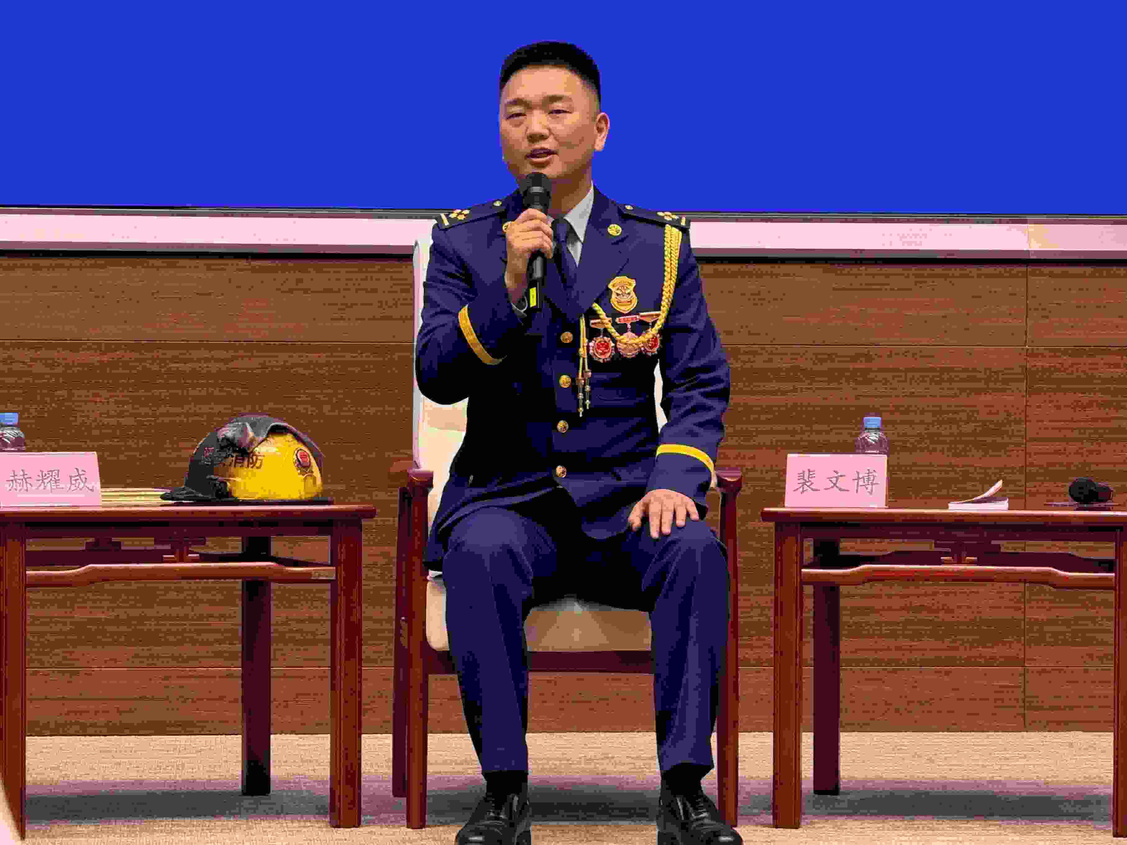 寶塔消防救援站政治指導(dǎo)員裴文博在回答記者提問(wèn)。人民網(wǎng)記者 郝萍攝
