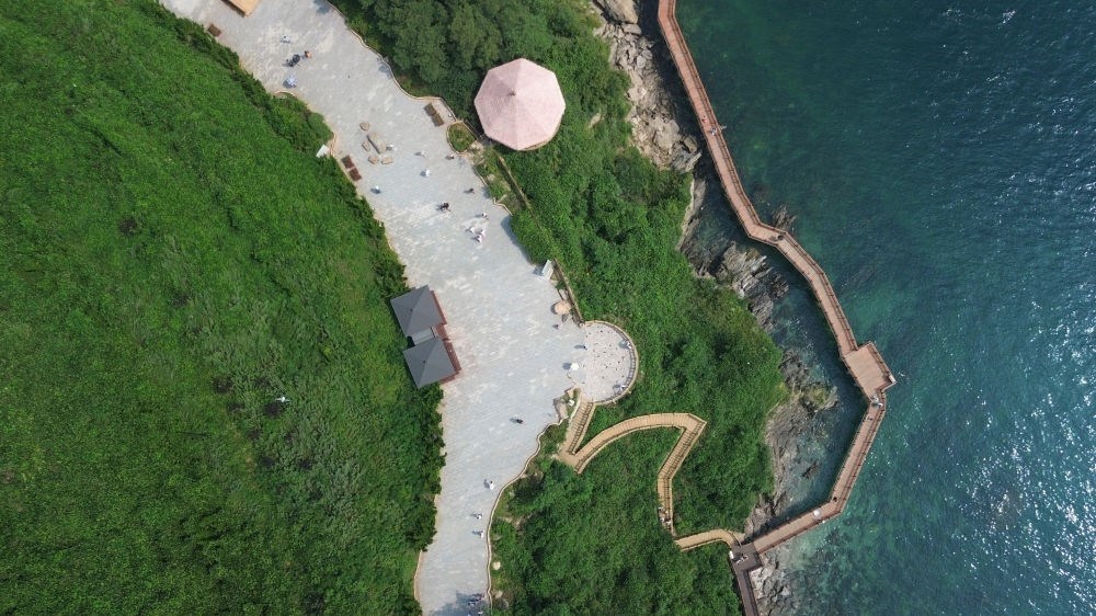 2023年8月16日，長海縣小長山島小水口森林公園一角（無人機照片）。新華社記者 陳為 攝