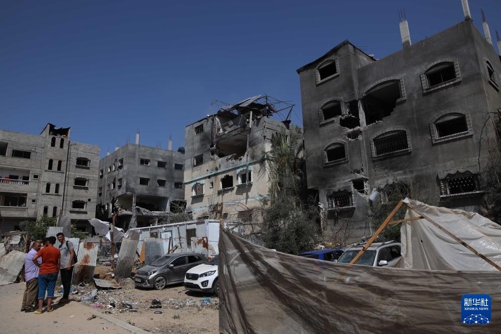 這是6月8日在加沙地帶中部努賽賴特難民營拍攝的在以軍襲擊中受損嚴重的房屋及車輛。新華社發(fā)（馬爾萬·達烏德攝）