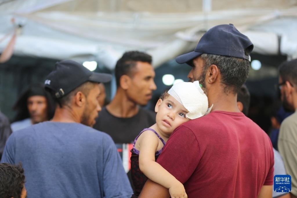 這是6月8日在加沙地帶中部努賽賴特難民營拍攝的傷員。新華社發(fā)（馬爾萬·達烏德攝）