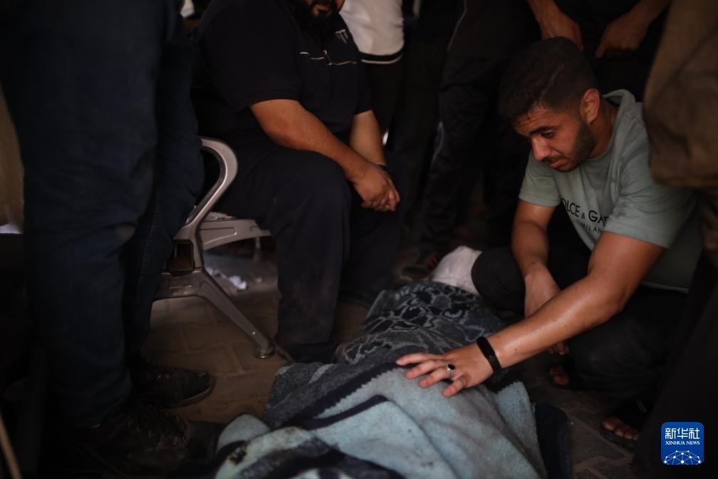 這是6月8日在加沙地帶中部努賽賴特難民營拍攝的以軍襲擊受害者。新華社發(fā)（馬爾萬·達烏德攝）